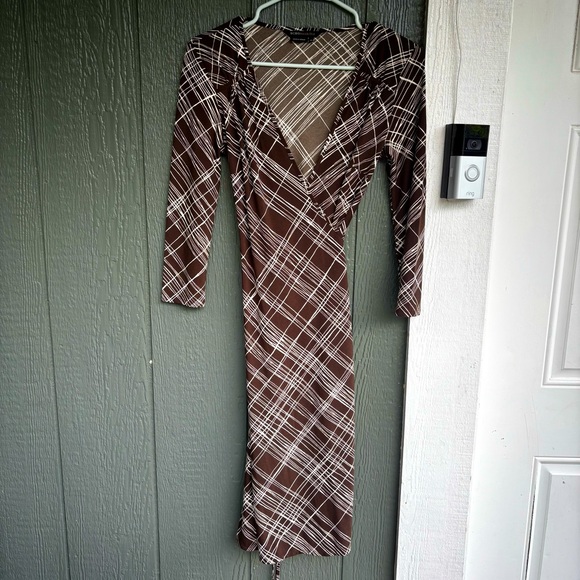 BCBGMaxAzria Dresses & Skirts - BCBGMAXAZRIA Wrap Dress XS | Brown & White Line Pattern